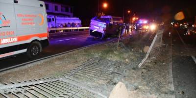 Manisa'da devrilen otomobildeki 5 kişi yaralandı