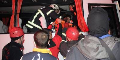 D100’de halk otobüsü tıra çarptı: 6 yaralı