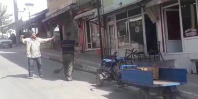 Aşkla  sokakları süpürüyor göbek atıyor