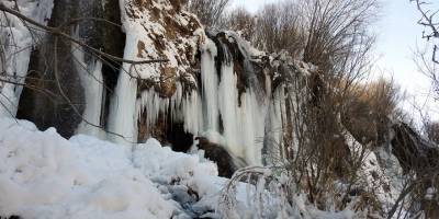Girlevik Şelalesi 'buz dağı' gibi