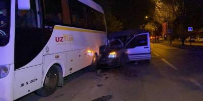 Kontrolden çıkan otomobil park halindeki otobüse arkadan çarptı: 1 ağır, 3 yaralı