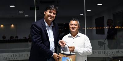 Başkan Karaca'dan emekli olan personele teşekkür plaketi