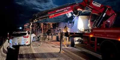 Afyonkarahisar'da tıra çarpan otomobildeki 3 kişi yaralandı