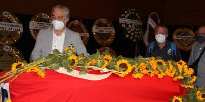 Ünlü oyuncuların hocası Hülya Nutku'ya 'günebakanlı' veda