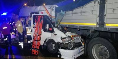 Mevsimlik tarım işçilerini taşıyan minibüs tıra arkadan çarptı: 2’si bebek 17 yaralı