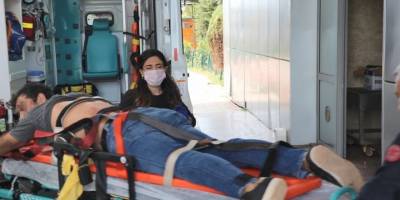 Ağabeyine saldıranı görünce yardıma koştu, kendisi bıçaklandı