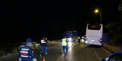 Manavgat’ta otomobil tur otobüsüne çarptı: 2 yaralı