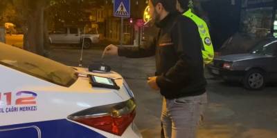 Alkollü sürücünün Alkolmetreyi pos cihazı zannedip ödeme yapmayı denemesi gülümsetti