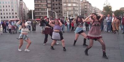 Taksim’de dans eden youtuberlara vatandaştan yoğun ilgi