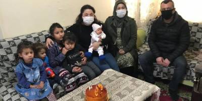 Bu çocukların yüzü bir pastayla gülüyor