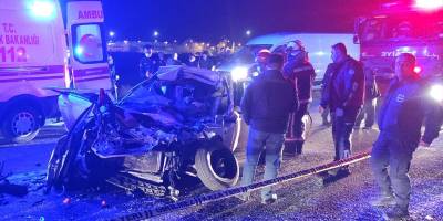 Manisa'da iş makinesine çarpan otomobildeki 2 kişi öldü, 2 kişi yaralandı