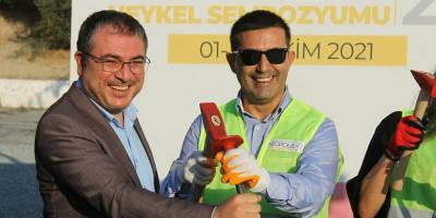 Heykel sevdalısı başkan