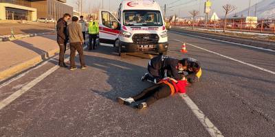 Genç kız hareket halindeki araçtan atladı