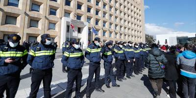 Gürcistan’da muhalefet sokağa indi