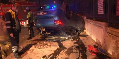 Bakırköy'de kontrolden çıkan otomobil taklalar atarak duvara çarptı: 3 yaralı