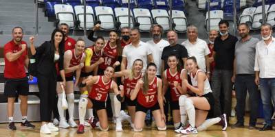 Muratpaşa’nın sultanları ilk maça galibiyetle başladı