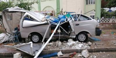 Aydın'da fırtına nedeniyle reklam tabelası ve çatının düşmesi sonucu 4 kişi yaralandı