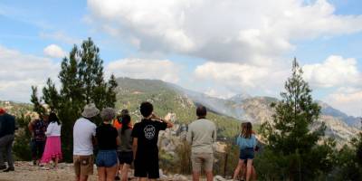 Yıldırım düşmesi sonucu çıkan orman yangınına 3 farklı noktadan 1,5 km'lik hortumlarla müdahale ediliyor