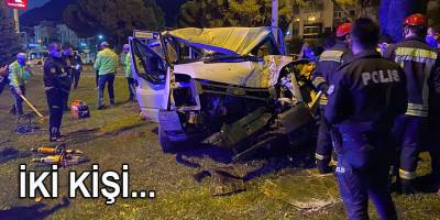 Manisa'da ağaca ve direğe çarpan kamyonetteki 2 kişi öldü