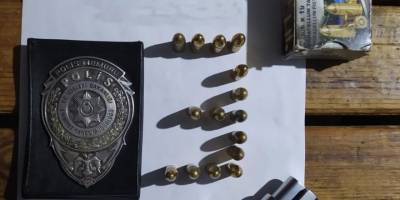 Manisa'da durdurulan otomobilde polis rozeti ve silah ele geçirildi