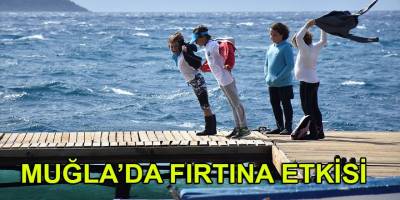 Muğla'da etkili olan fırtınada kayalıklara çarpan tekne battı