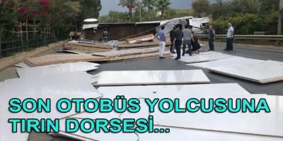 Devrilen tırın dorsesi, son yolcusunu indiren tur otobüsüne çarptı