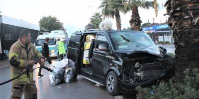 Ödemiş'te minibüsün ağaca çarpması sonucu 3 kişi yaralandı