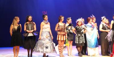 Denizli'deki 6. Uluslararası Denizli Cam Bienali'nde sanatçılar cam eserleri "giyerek" sergiledi