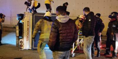 Bayrampaşa'da otomobilin çarptığı sebze yüklü kamyon devrildi: 2 yaralı