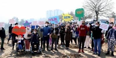 Başkan Sandal, çocuklar ve sporcularla fidan dikti