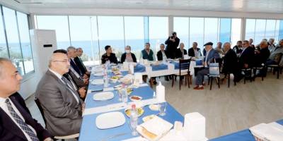 İzmir Valisi Köşger, Dikili'de muhtarlarla bir araya geldi