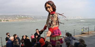 Türkiye'den yola çıkan Suriyeli mülteci çocuk kuklası Amal, İngiltere'ye ulaştı