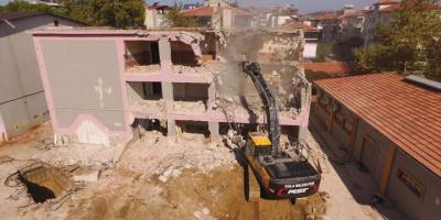 Manisa'da depreme dayanıksız okullar yıkılıyor