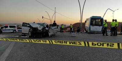 Otobüs ile otomobil çarpıştı: 11 yaralı