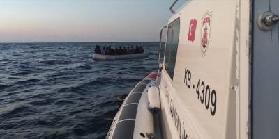 İzmir açıklarında Türk kara sularına itilen 25 düzensiz göçmen kurtarıldı