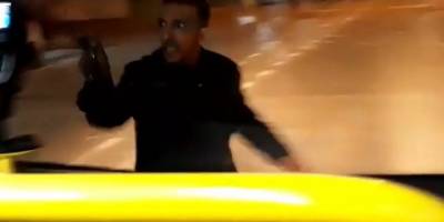 Bursa'da halk otobüsünün camını kıran bıçaklı saldırgan kameralara yansıdı