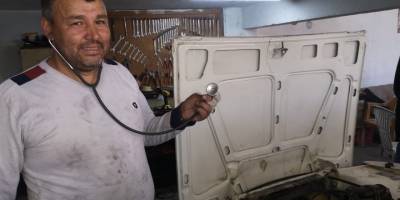 Stetoskoplu oto tamircisi görenleri hayrete düşürüyor