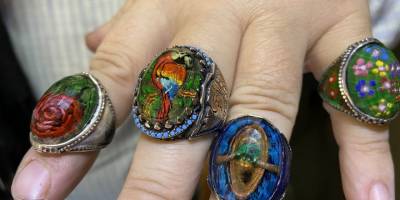 Tarihi mekanları ters mimari tekniğiyle yüzüklere işliyor