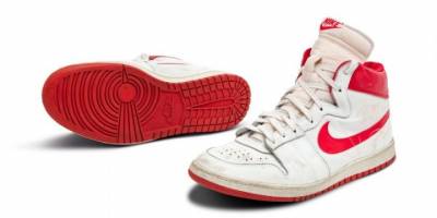 Michael Jordan'ın ayakkabıları 1.47 milyon dolara rekor fiyattan satıldı