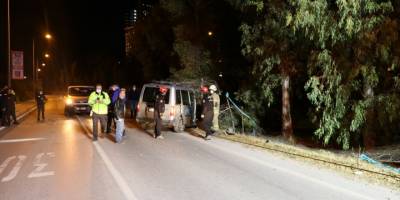 İzmir'de hafif ticari aracın ağaca çarpması sonucu 1 kişi öldü, 2 kişi yaralandı