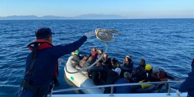 Ege Denizi'nde Türk kara sularına itilen lastik botlardaki 79 düzensiz göçmen kurtarıldı