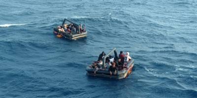İzmir açıklarında Türk kara sularına geri itilen 55 düzensiz göçmen kurtarıldı