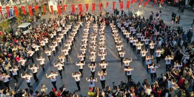 Aydın'da 98 kadın, 29 Ekim'i zeybek oynayarak kutladı