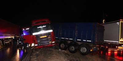 Kontrolden çıkan tır refüjde asılı kaldı, sürücü 153 promil alkollü çıktı