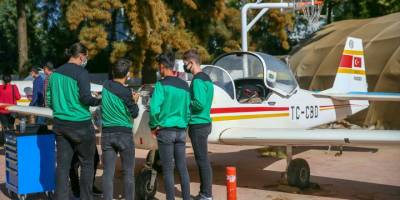 Bahçesinde 4 uçak bulunan lisede geleceğin teknisyenleri yetişiyor