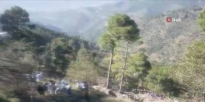 Pakistan’da otobüs şarampole yuvarlandı: 22 ölü