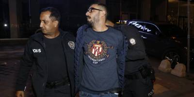 Önce polise çarptı sonra kendisini kovalayan polis otosuna çarptı, yaya olarak kaçarken yakalandı