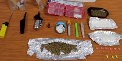 Uyuşturucu satıcısı, okul önünde yakalandı