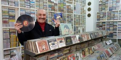 Teknolojiye taş plak aşkı ile direniyor