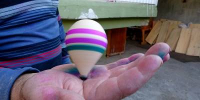 41 yıldır talaş tozları arasında çocuklar için topaç üretiyor